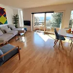 Bright & Airy Designed Home, Balcony, 1 Min Apartamento *