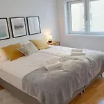 Bright & Airy Designed Home, Balcony, 1 Min * Matosinhos (Porto)