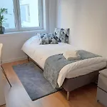 شقة Bright & Airy Designed Home, Balcony, 1 Min