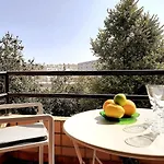 Bright & Airy Designed Home, Balcony, 1 Min شقة