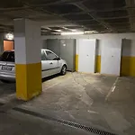 公寓 Bright & Airy Designed Home, Balcony, 1 Min *