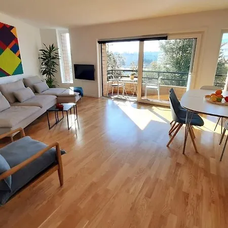 Bright & Airy Designed Home, Balcony, 1 Min 아파트 *