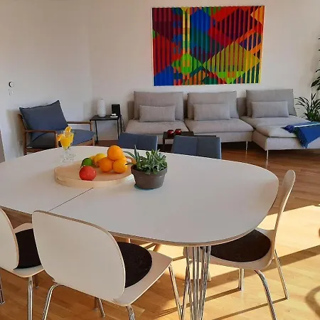 Bright & Airy Designed Home, Balcony, 1 Min *