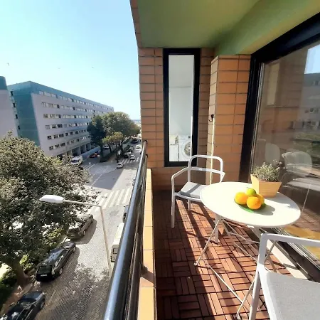 Bright & Airy Designed Home, Balcony, 1 Min شقة