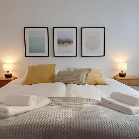 Bright & Airy Designed Home, Balcony, 1 Min *