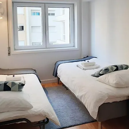 Bright & Airy Designed Home, Balcony, 1 Min Apartamento