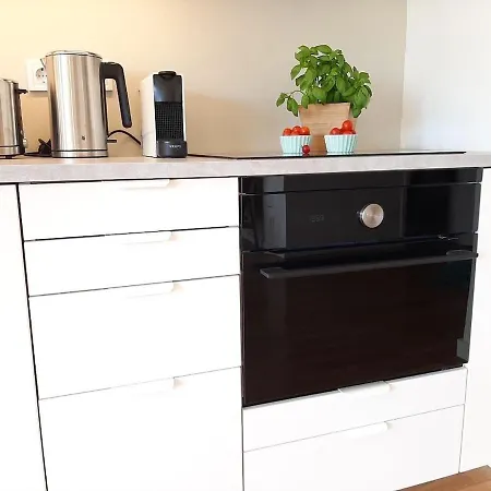 아파트 Bright & Airy Designed Home, Balcony, 1 Min *
