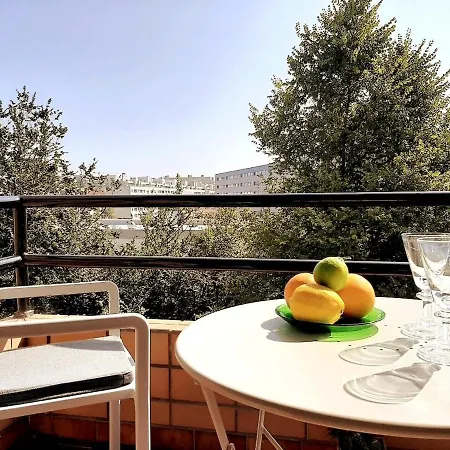 Bright & Airy Designed Home, Balcony, 1 Min 아파트